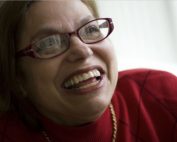 Primer plano de Judit Heumann esbozando una sonrisa